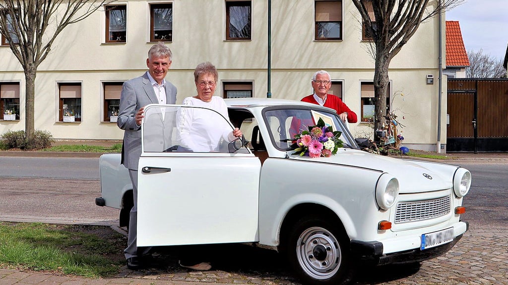 Anlässlich ihres 60. Hochzeitstages hat Ebendorfs Ortsbügermeister Manfred Behrens (links) das Ehepaar Roswitha und Wolfgang Rudolph zu einer Spritztour mit dem Trabi eingeladen.