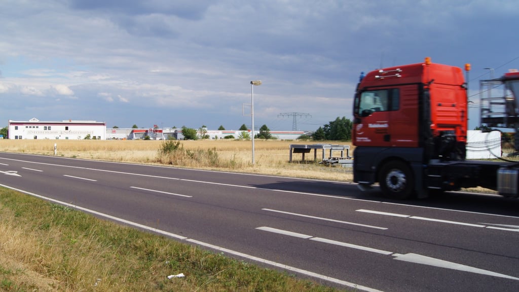 Wo jetzt ein Feld ist, will das Unternehmen Segment-Behälter-Bau (SBB) ein Lager- und Logistikzentrum bauen.