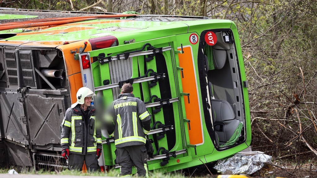Ein Reisebus liegt zur Seite gekippt an der Unfallstelle auf der A9.