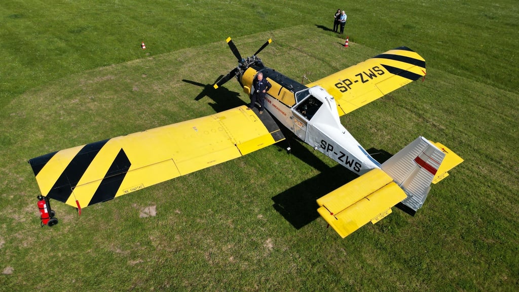Der Blick auf ein Kleinlöschflugzeug auf dem Flugplatz Ballenstedt.