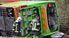 Ein Reisebus liegt zur Seite gekippt an der Unfallstelle auf der A9. Bei einem Unfall mit einem Reisebus auf der A9 nahe Leipzig sind mindestens fünf Menschen ums Leben gekommen.