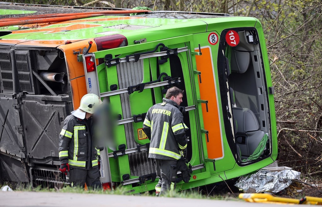 Ein Reisebus liegt zur Seite gekippt an der Unfallstelle auf der A9. Bei einem Unfall mit einem Reisebus auf der A9 nahe Leipzig sind mindestens fünf Menschen ums Leben gekommen.