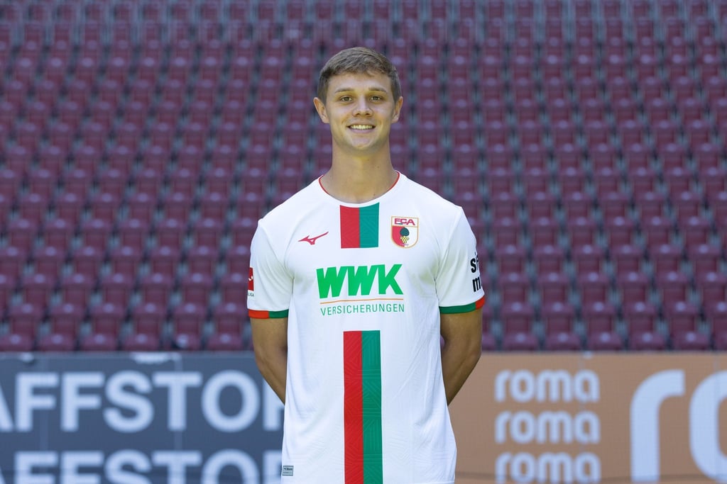 Robert Gumny wird dem FC Augsburg lange fehlen.