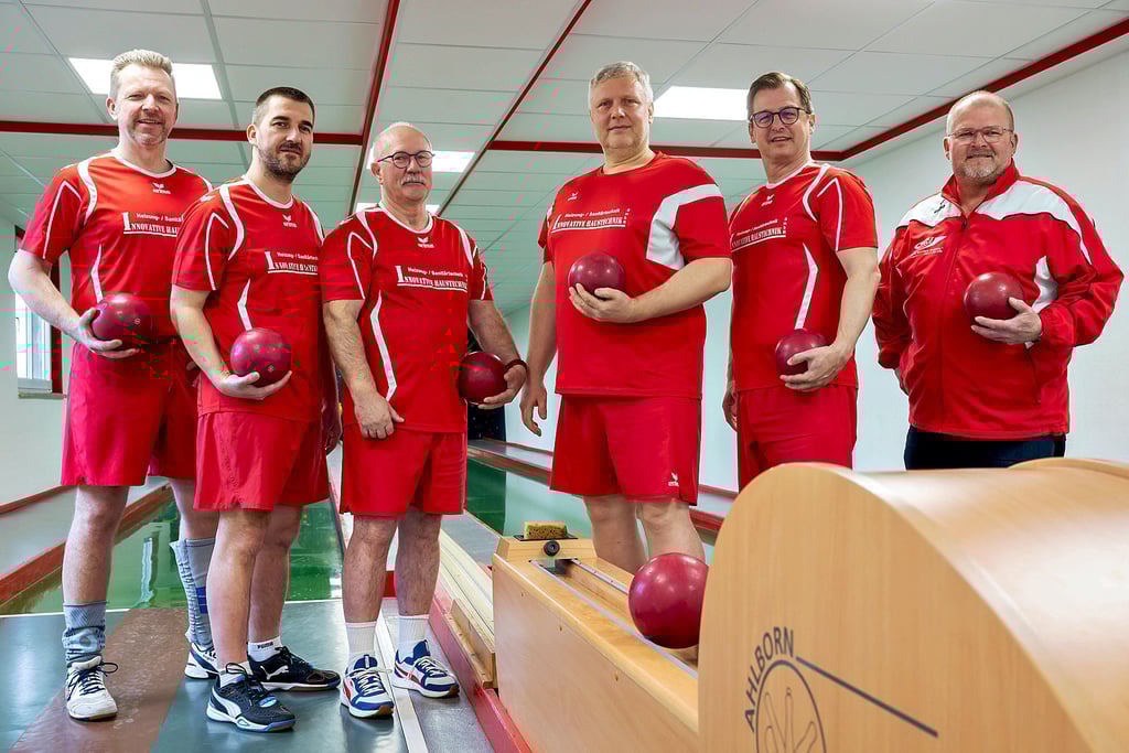 Kreisliga-Meister SG Eintracht Großjena: Thomas Stephan (v.l.), Ronny Poppendicker, Dieter Werner, Tobias Loth, Frank Eisenschmidt, Jens Garus. Es fehlt Andreas Klauser.