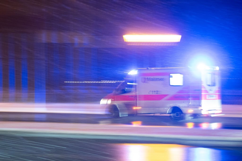 Ein Krankenwagen fährt über eine Straße.