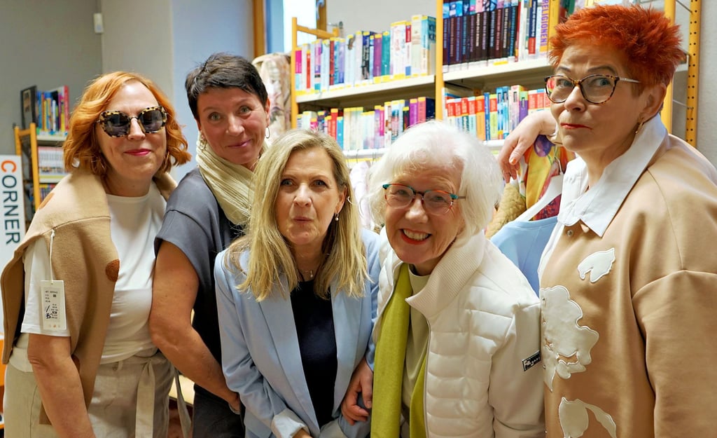 In der Wolmirstedter Stadtbibliothek zeigte Dorothea Niemetz (Mitte) mit ihren Hobby-Models, was Frau in diesem Frühling trägt.