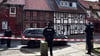 Die Polizei hat den Kirchplatz in Oebisfelde abgesperrt. Vor allem an einem Wohnhaus sind Tatortermittler damit beschäftigt, nach Schüssen Spuren zu sichern.