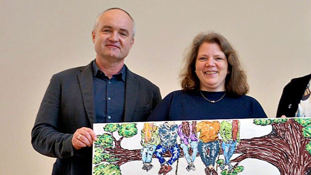 Hanna Klingenberg vom Kinderhospiz Magdeburg nahm die Spende von Gymnasial-Schulleiter Carsten Koslowski entgegen.