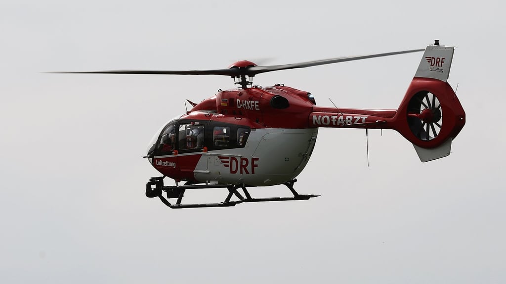 Ein Rettungshubschrauber der Deutschen Luftrettung (DRF) ist über der Unfallstelle auf der A9 im Einsatz. Bei einem Unfall mit einem Reisebus auf der A9 bei Leipzig ist mindestens ein Mensch ums Leben gekommen.