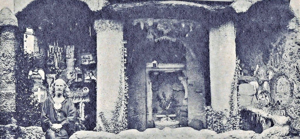 Gustav Nagel vor seiner Grotte. Direkt darüber befand sich der Tempel.
