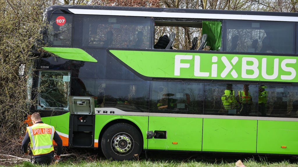 Blick auf den verunglückten Bus an der Unfallstelle auf der A9. Bei dem Unfall mit einem Reisebus auf der A9 nahe Leipzig sind mindestens fünf Menschen ums Leben gekommen.