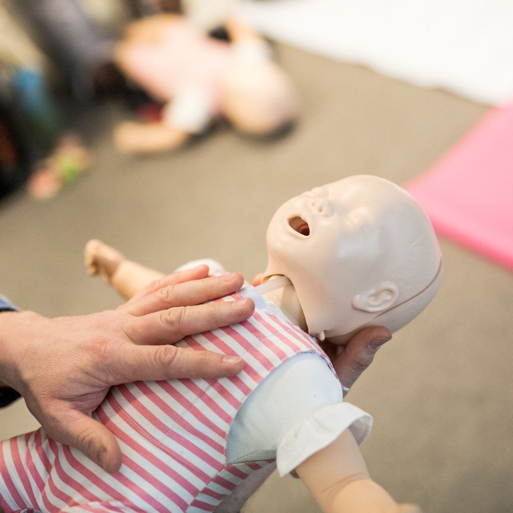 Für Kinder gelten bei der Ersten Hilfe andere Regeln als bei Erwachsenen, beispielsweise bei der Herzdruckmassage. Der kostenlose Online-Kurs der AOK gibt Tipps, wie man in Notfallsituationen richtig reagiert.