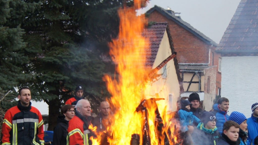 In Farsleben wird das Feuer in der großen Feuerschale entzündet.