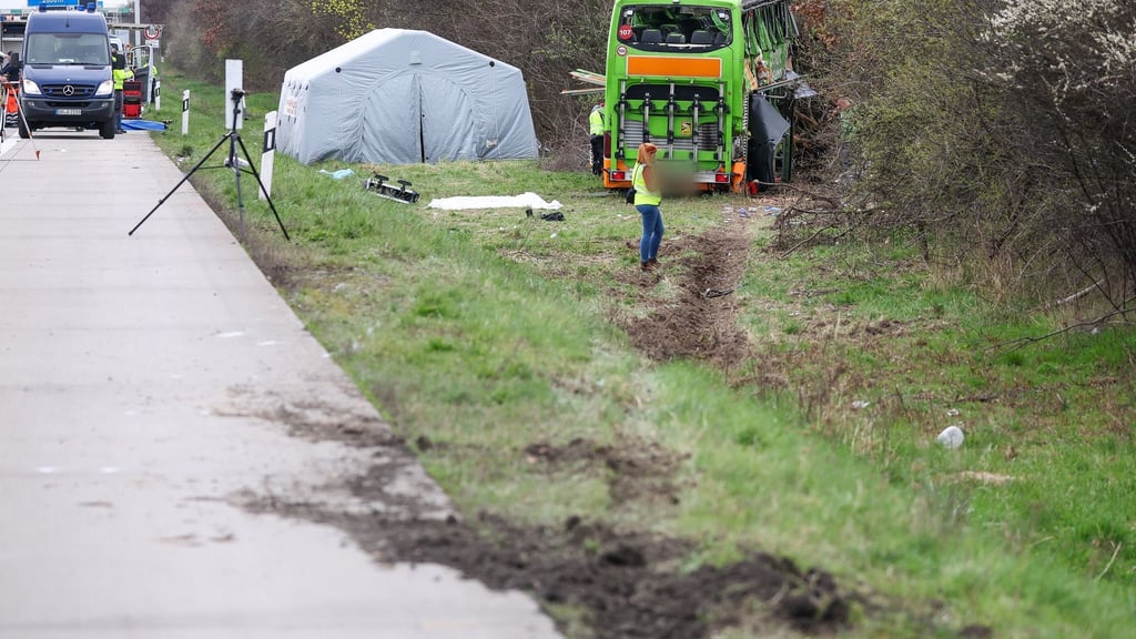 Die Spur des verunglückten Busses ist an der Unfallstelle auf der A9 zu sehen.