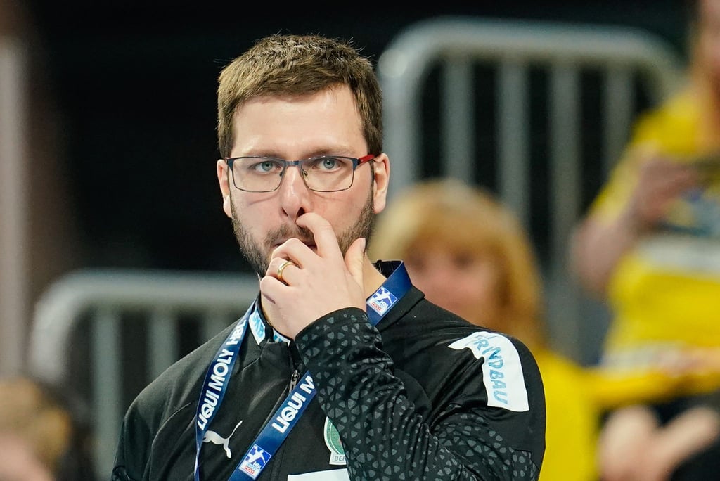 Berlins Trainer Jaron Siewert steht am Spielfeld.