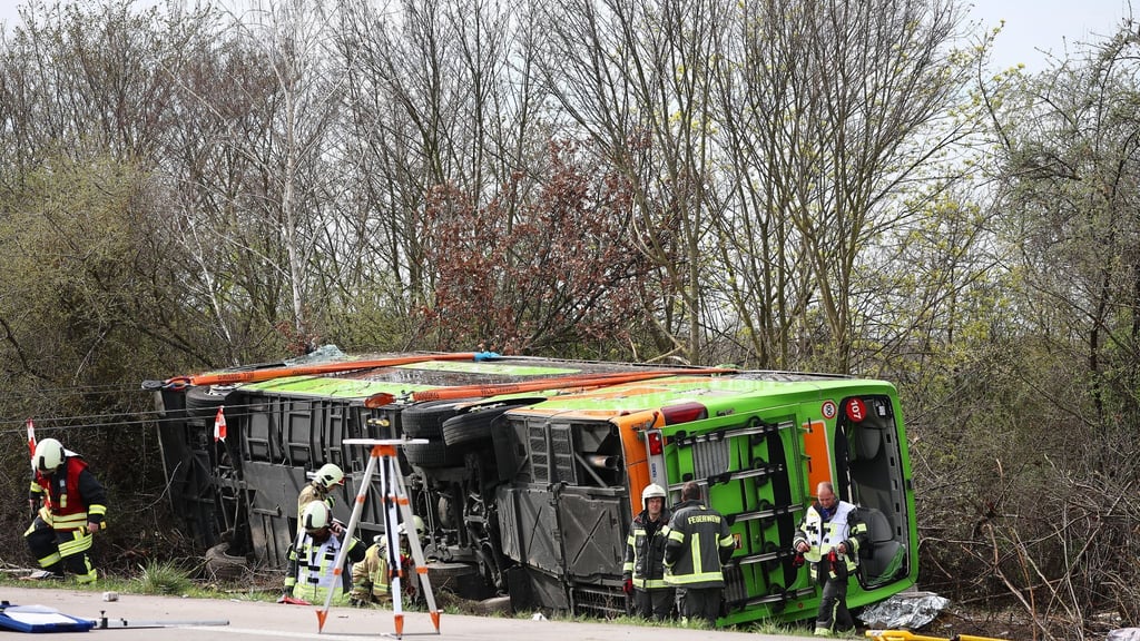 Ein Reisebus liegt zur Seite gekippt an der Unfallstelle auf der A9.