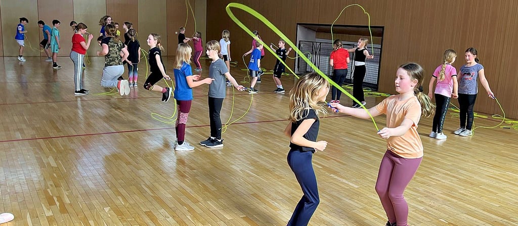 "Skipping Hearts" in der Mehrzweckhalle in Grieben: Springseilspringen geht auch gut zu Zweit.