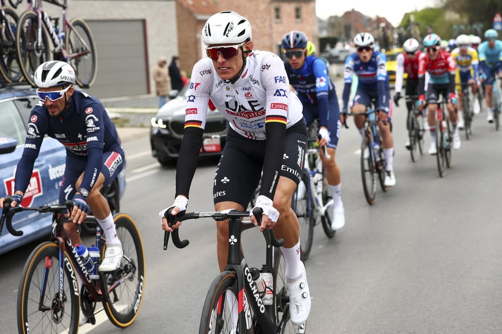 Form wie 2019: Nils Politt (M) vom UAE Team Emirates freut sich auf Kopfsteinpflaster und Regen.
