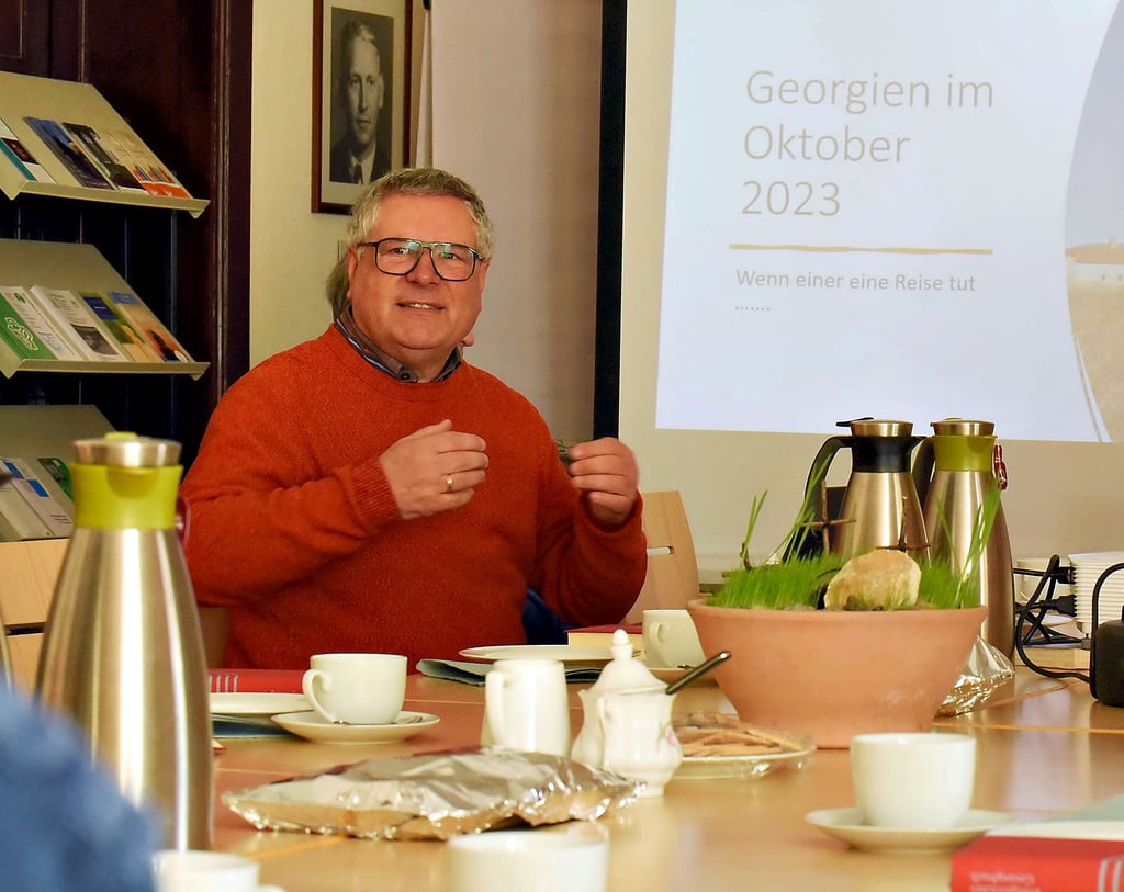 Horst Leischner erzählt bei Kaffee und Kuchen über seine Reise.