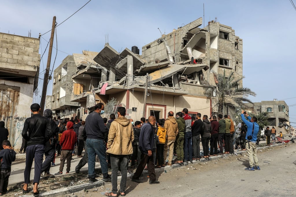 Menschen versammeln sich nach einem israelischen Luftangriff in Rafah um das zerstörte Haus einer Familie.