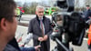 Armin Schuster (CDU, M), Innenminister von Sachsen, gibt an der Unfallstelle auf der A9 ein Pressestatement.
