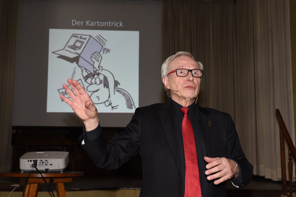 Entertainer und Krimi-Fuchs mit Tiefgang: Kriminalrat a.D. Lothar Schirmer beim Seniorennachmittag im Rautenkranz Barby.