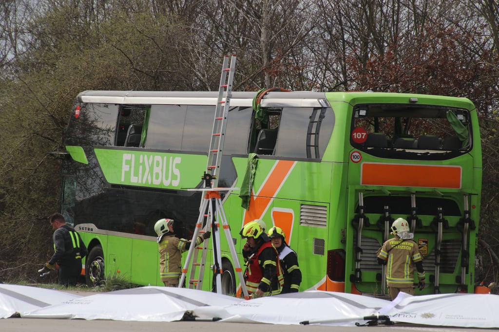 Mehrere tote bei Busunfall auf der A9: Der Flixbus kam auf der A9 von der Fahrbahn ab und kippte um. Feuerwehrleute mussten das tonnenschwere Fahrzeug wieder aufrichten.