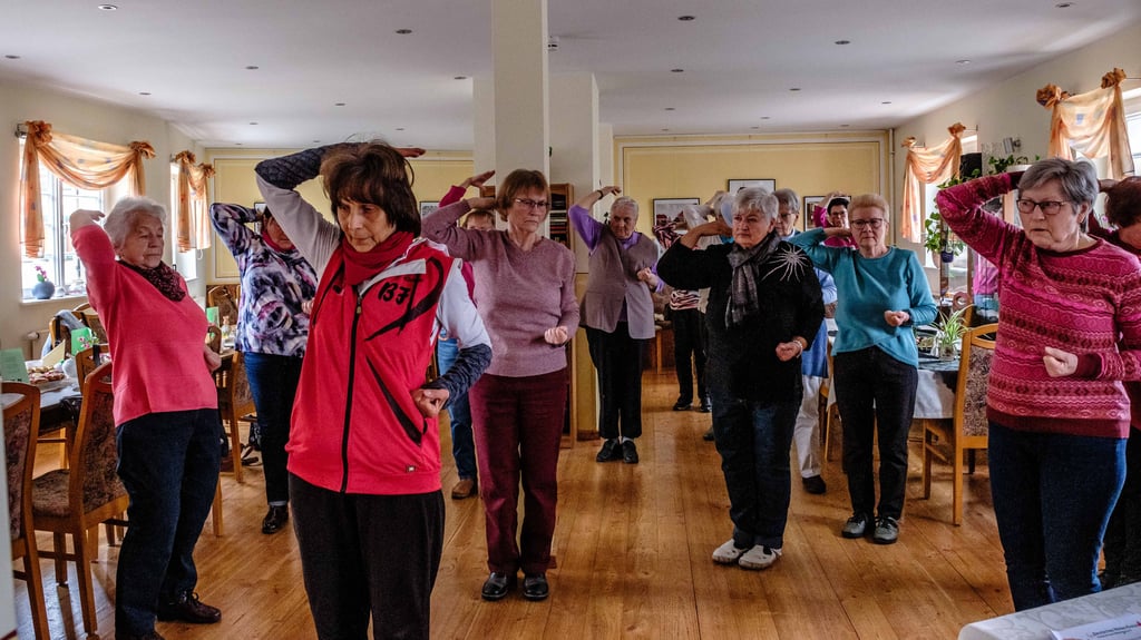 Im Gemeinwesenzentrum „Torhaus-Herbstzeit“ in der Piesteritzer Werkssiedlung bietet das DRK Wittenberg auch offene Seniorenarbeit an. Dabei betätigen sich die Teilnehmer auch regelmäßig sportlich wie hier bei Tai-Chi/Qigong-Übungseinheiten mit Trainerin Bärbel Färber.