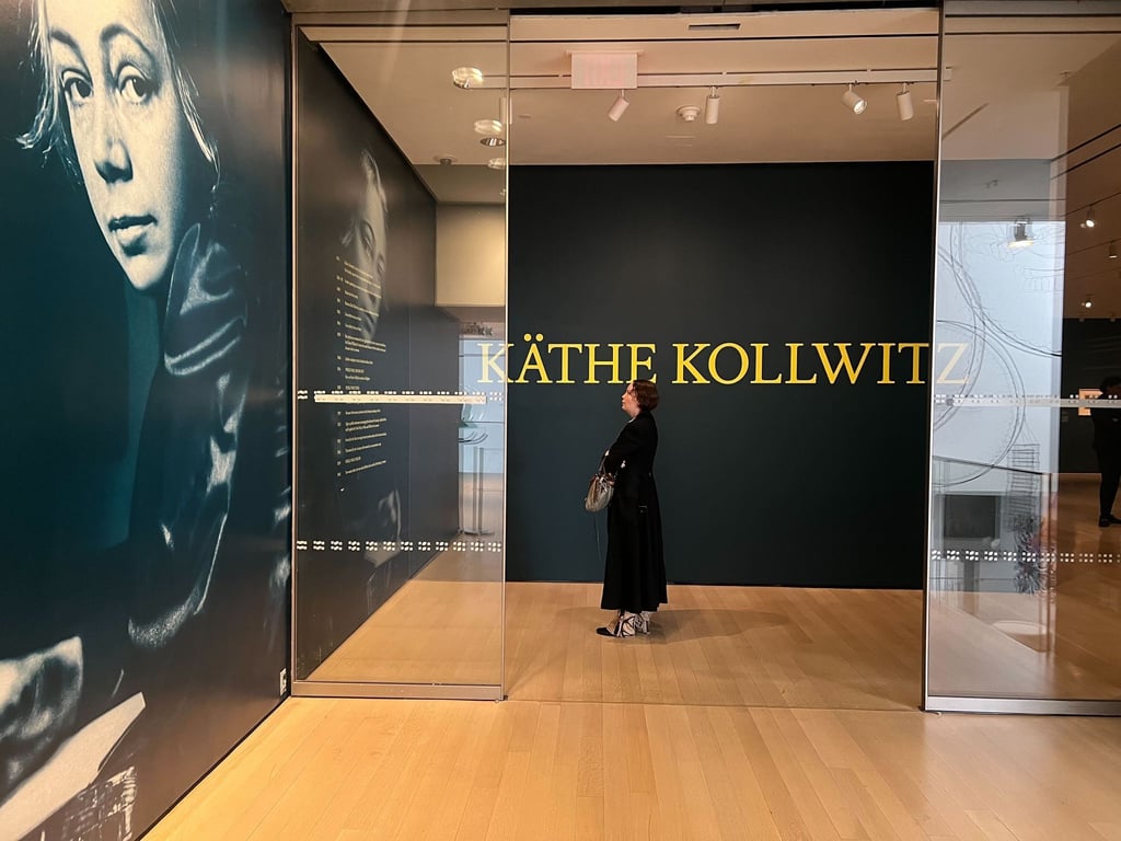 Eingang zur Ausstellung „Käthe Kollwitz“ im New Yorker Museum of Modern Art (MoMA).