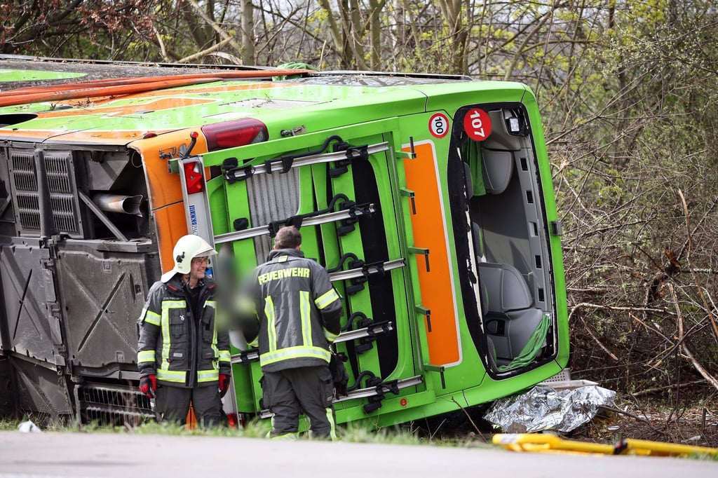Ein Reisebus liegt zur Seite gekippt an der Unfallstelle auf der A9.