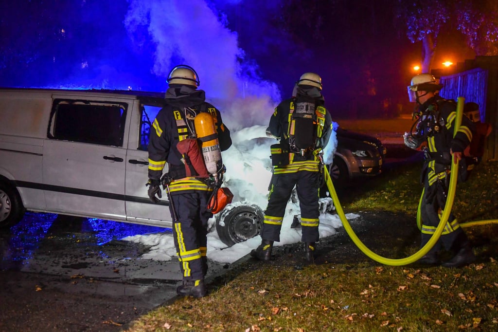 In Klein Ammensleben haben in der Nacht zu Mittwoch ein Transporter und ein Kleidercontainer gebrannt.