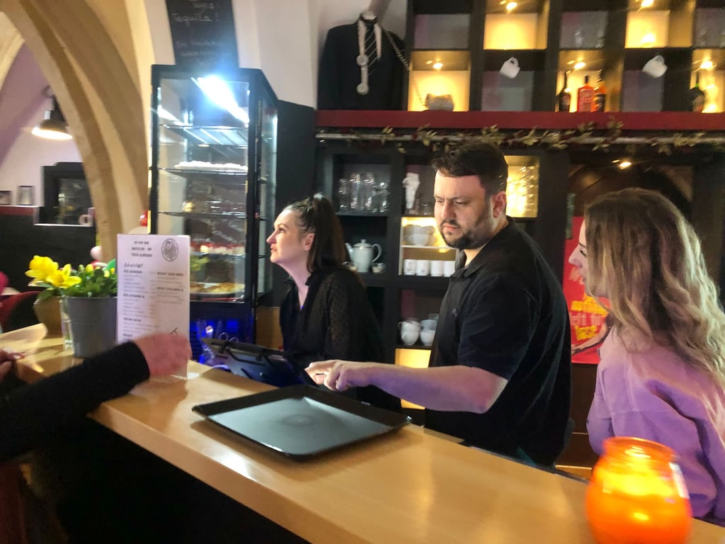 Das Café im R1 im Zeitzer Ratskeller ist am Mittwochmorgen eröffnet worden. Luise Rosenberg, Martin Exler und - aushilfsweise - Stephanie Hillger (von rechts) hatten gut zu tun.