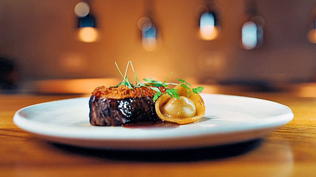 Wird derzeit in Wernigerodes Sterne-Restaurant „Pietsch“ serviert: Presa vom Ibérico-Schwein mit gerösteter Hefe, Gochujang und vegetarischer Jue, dazu ein Tortellino gefüllt mit Birne und Artischocke.