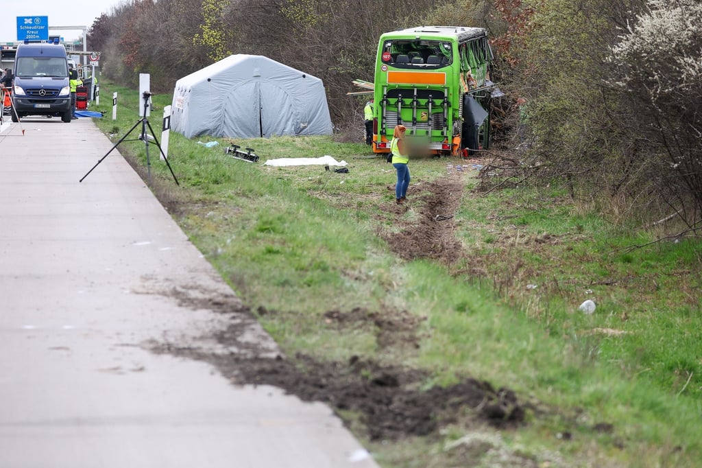 Die Spur des verunglückten Busses ist an der Unfallstelle auf der A9 zu sehen.