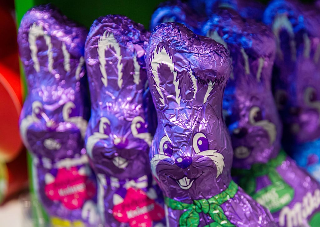 Schokoladen-Osterhasen von Milka stehen derzeit in vielen Supermarktregalen - das gefällt nicht allen.