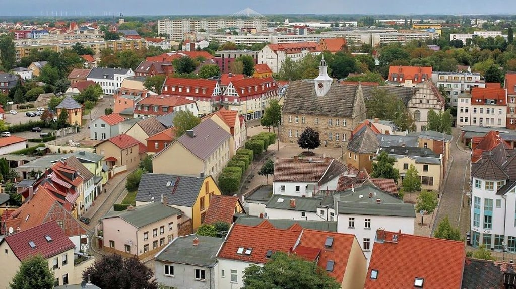 Das Foto zeigt das Salzlandmuseum kurz vor der Sanierung. Inzwischen passt sich das Haus noch besser in den Stadtteil ein.