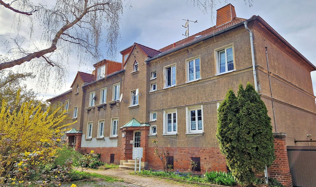 Die Wohnungen in dem Mehrfamilienhaus am Gustav-Menzel-Platz in Nietleben stehen zum Verkauf. Die GWG muss Häuser abstoßen.