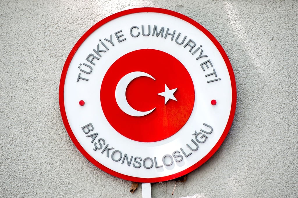 Ein Schild mit türkischer Flagge hängt am türkischen Konsulat in der Nordstadt.