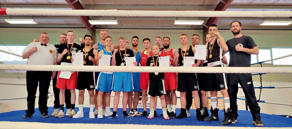 Sehr erfolgreich: Die Boxschmiede Magdeburg, um Trainer Max Ristig (hintere Reihe, 2. v. l.).