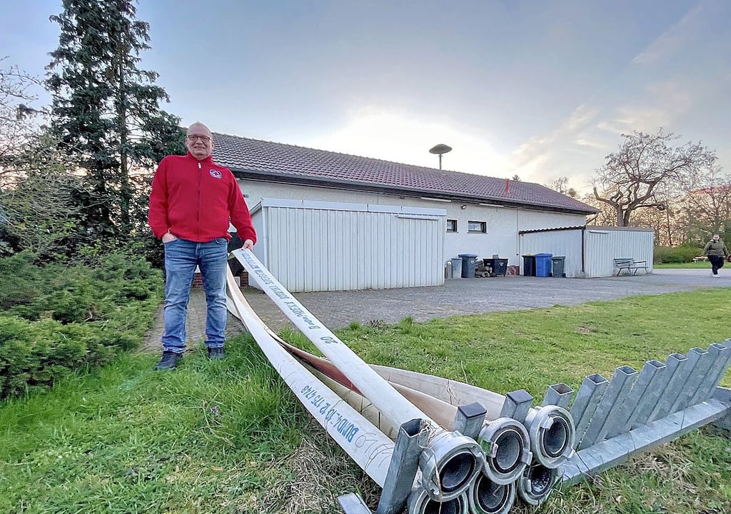Feuerwehrmann Jens Schorg an der Stelle, an der künftig ein Anbau an das Büdener Gerätehaus angebaut werden soll.