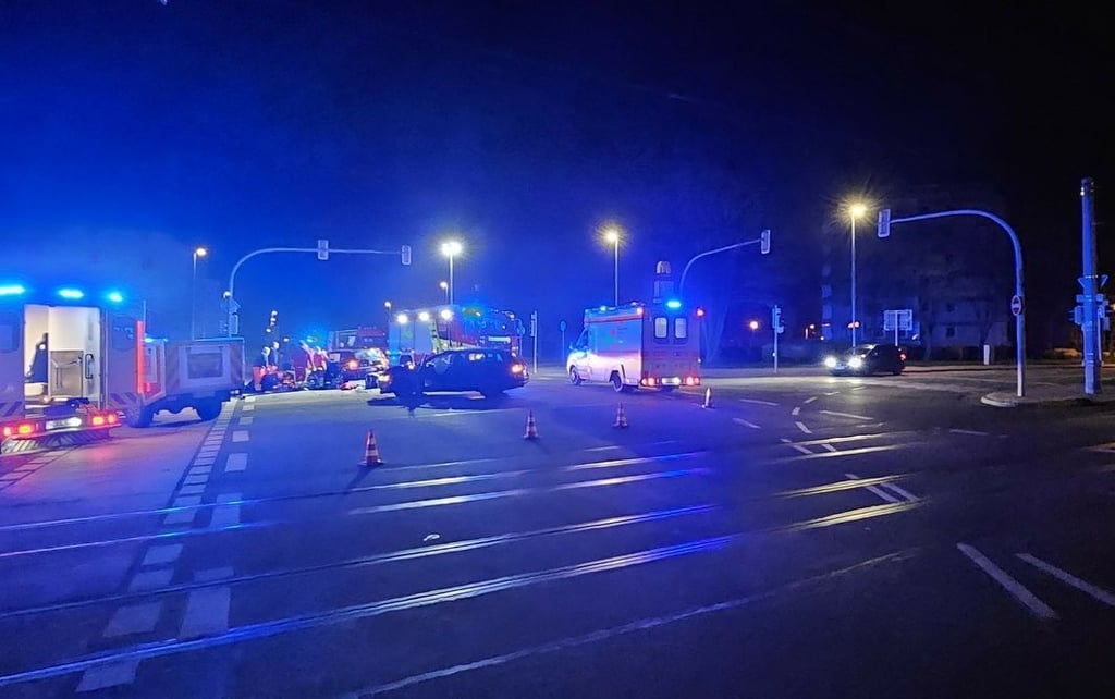 Rettungskräfte an der Unfallstelle in Halberstadt.