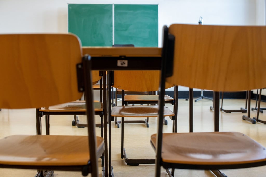 Unbesetzte Stühle stehen in einem verlassenen Klassenzimmer des Werner-von-Siemens-Gymnasiums in Magdeburg.