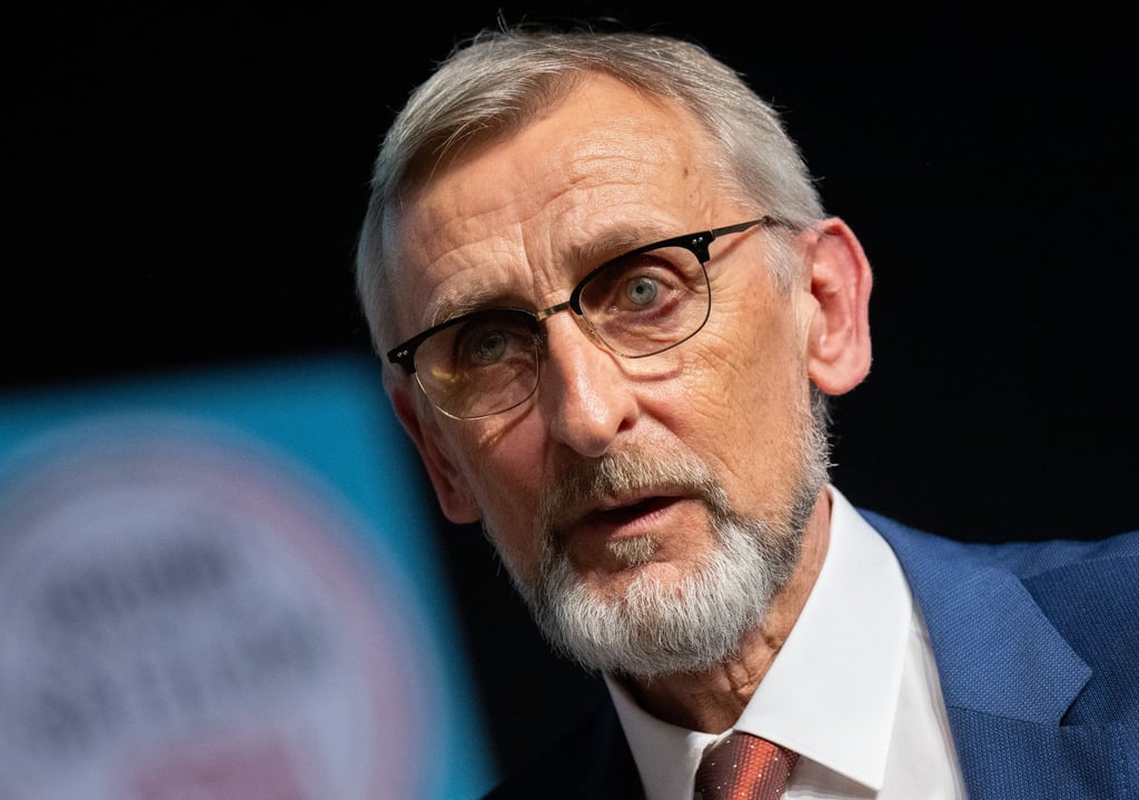Armin Schuster, Innenminister von Sachsen, steht während der CDU-Grundsatzprogrammkonferenz in Chemnitz auf der Bühne.