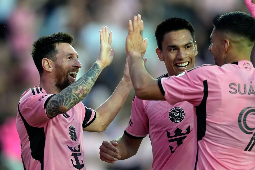 Lionel Messi (l) macht sich noch keine Gedanken über seine berufliche Zukunft nach dem Karriereende.