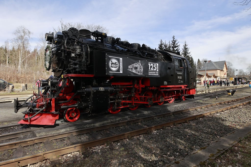 Eine Dampflok der Harzer Schmalspurbahnen GmbH (HSB) steht im Bahnhof Drei Annen Hohne.