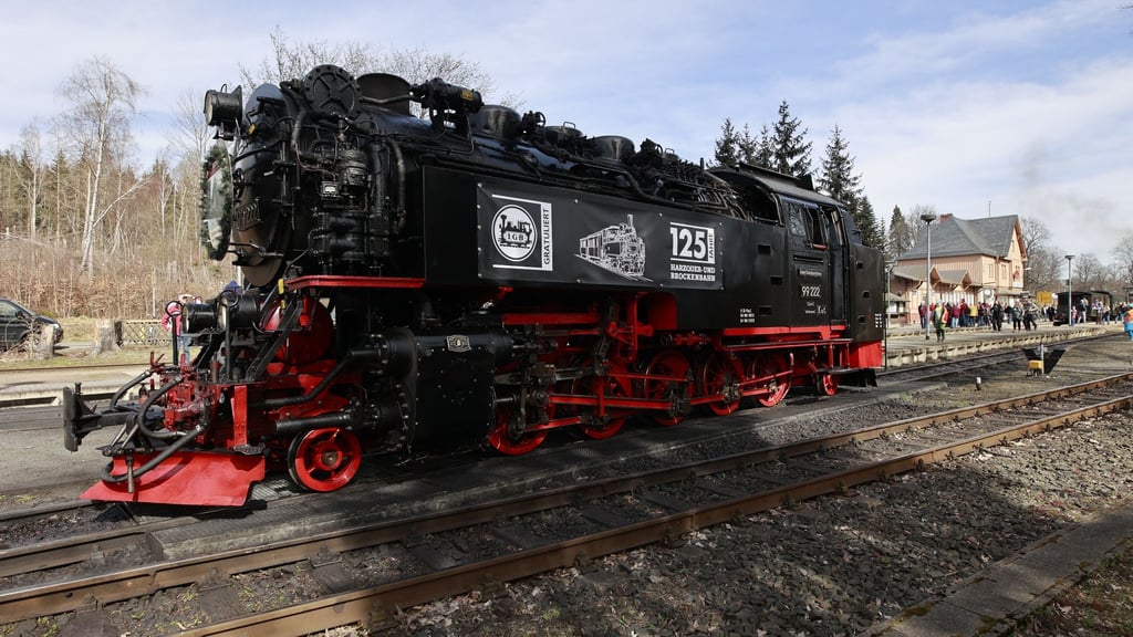 Eine Dampflok der Harzer Schmalspurbahnen GmbH (HSB) steht im Bahnhof Drei Annen Hohne.
