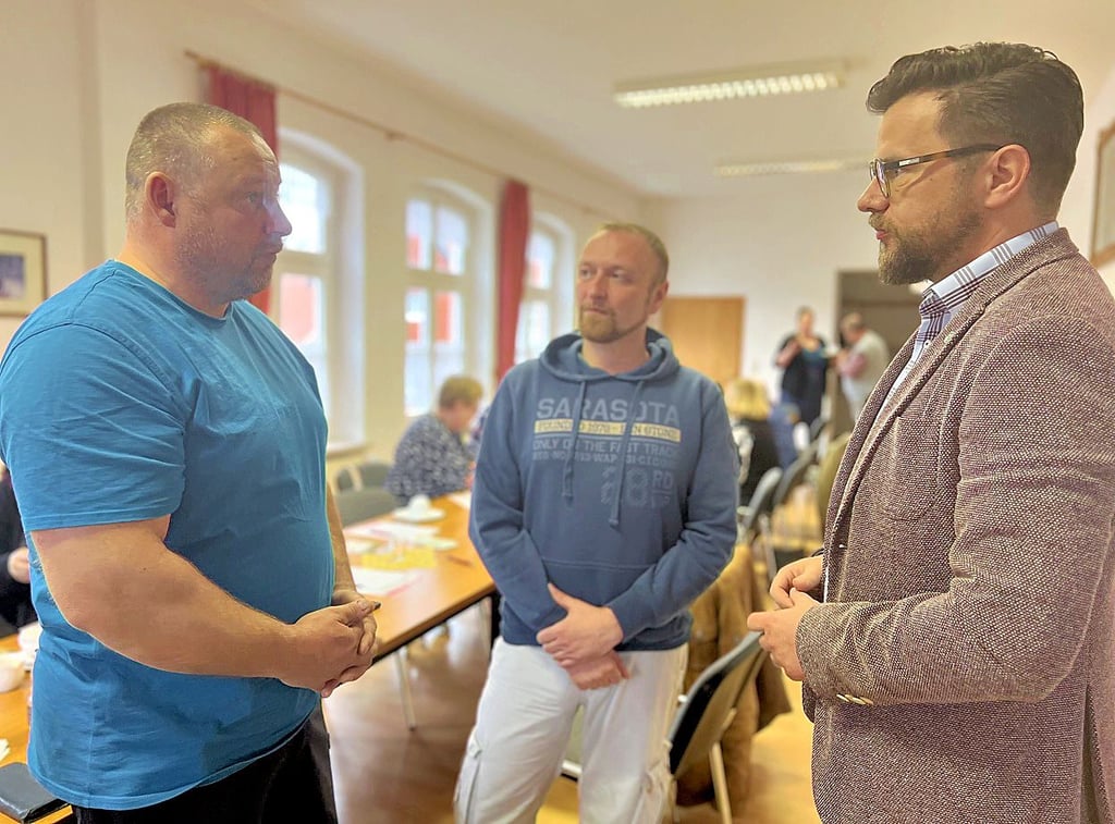 Michael Könau und Eike Abraham vom Oldtimerverein Dedeleben im Gespräch mit Bürgermeister Maik Berger (von links).