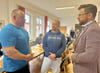 Michael Könau und Eike Abraham vom Oldtimerverein Dedeleben im Gespräch mit Bürgermeister Maik Berger (von links). 