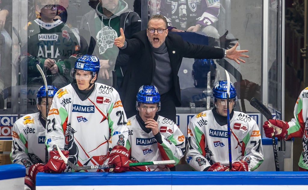 Die Augsburger Panther bauen um: Christof Kreutzer (M) ist in der neuen Saison nicht mehr der Trainer.