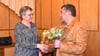 Der Ratsvorsitzende Peter Fries gratulierte der Chefsekretärin der Verbandsgemeinde Egelner Mulde Gudrun Henke zum 60. Geburtstag. 